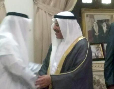 الزميل يوسف عبدالرحمن يصافح رئيس مجلس الشورى البحريني علي الصالح