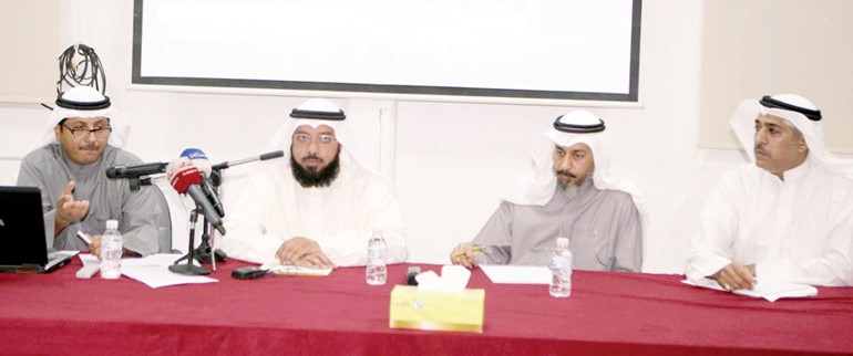 خالد الدويسان ودطلال السهيل ودسامي الدريعي وعبدالرحمن السميط خلال الندوة 