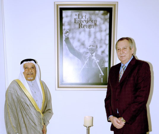 الشيخ علي الجراح يقدم واجب العزاء لسفير جنوب افريقيا ممثلا لصاحب السمو الامير ﻿