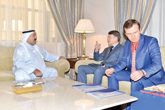 الشيخ ناصر صباح الاحمد مستقبلا سفير روسيا الكسي سولو ماتين﻿