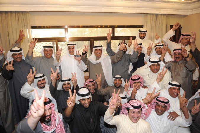 احمد السعدون ومسلم البراك ومبارك الوعلان وعلي الدقباسي ومحمد عبدالقادر الجاسم يتوسطون الحضور مبتهجين بعد صدور الحكم

