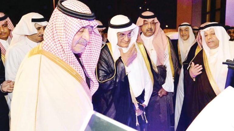 الامير مقرن اثناء تدشين مقر برنامج الجينوم البشري﻿