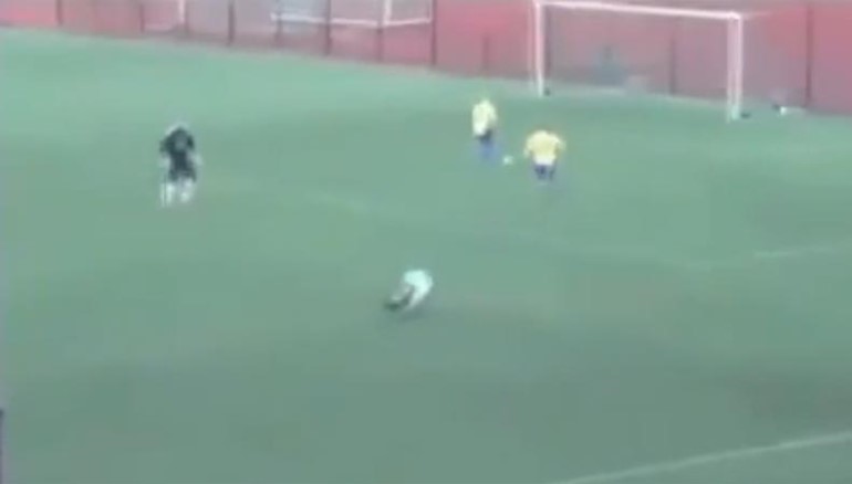 بالفيديو.. مهاجمان انفردا بمرمى بلا حارس.. وفشلا في التسجيل!