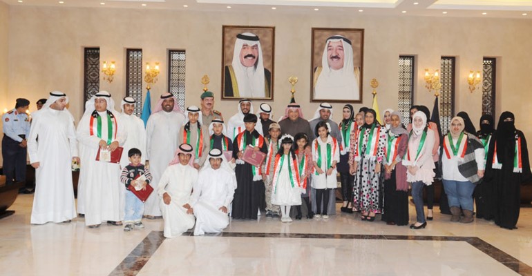 الشيخ خالد الجراح متوسطا الفريق عبدالرحمن العثمان وابناء الشهداء المكرمين قاسم باشا 