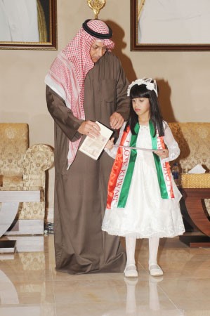 تكريم احد ابناء الشهداء 