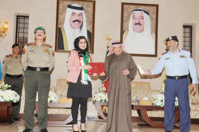 الشيخ خالد الجراح مكرما احدى المتفوقات 