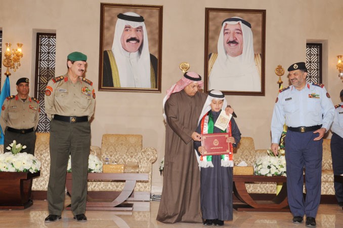 تكريم احد المتفوقين 