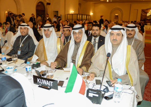 رئيس الوفد الكويتي في برلمان اسيا مبارك الخرينج متوسطا النائبين جمال العمر وماضي الهاجري﻿