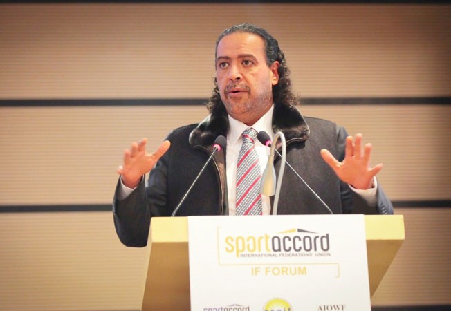 رئيس اتحاد اللجان الاولمبية الوطنية انوك الشيخ احمد الفهد يتحدث في المؤتمر 