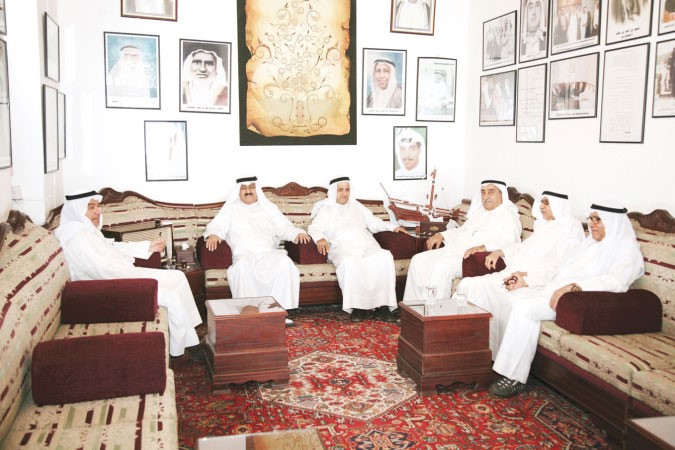 رواد ديوانية العسعوسي يتوسطهم المرحوم عبدالرحمن العسعوسي ويبدو عبدالله صالح العسعوسي﻿