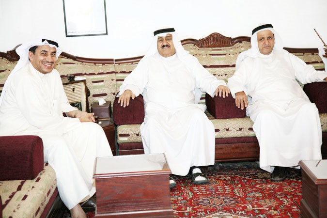 عبدالرحمن العسعوسي يتوسط فيصل الشملان والزميل حامد العميري﻿