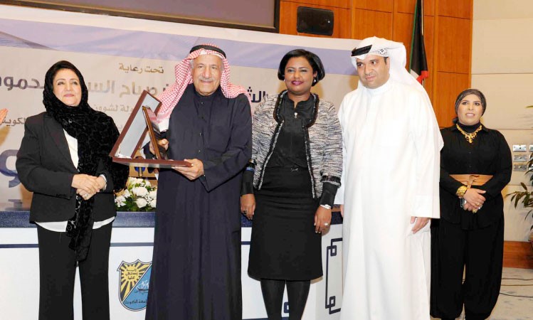  الفنان احمد الصالح يتسلم تكريمه