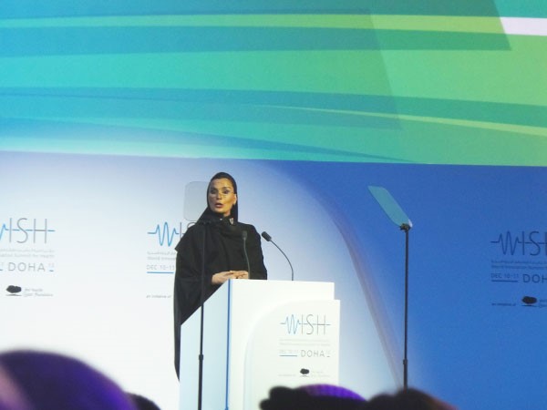 الشيخة موزة بنت ناصر متحدثة خلال المؤتمر﻿
