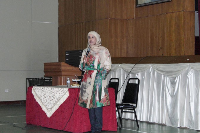 سعاد المطيري متحدثة خلال المحاضرة ﻿
