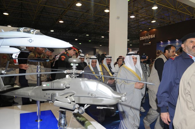 الشيخ خالد الجراح يتفقد احد اجنحة الطائرات