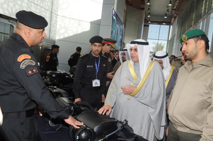 الوزير الشيخ خالد الجراح يتفقد احد الاجهزة العسكرية