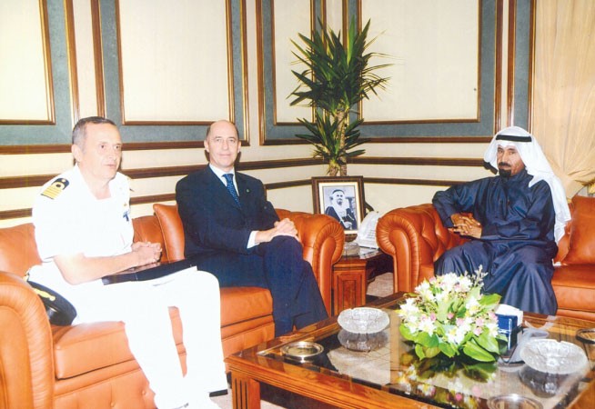 الشيخ علي الجابر مستقبلا قائد المجموعة البحرية الايطالية باولو تريو