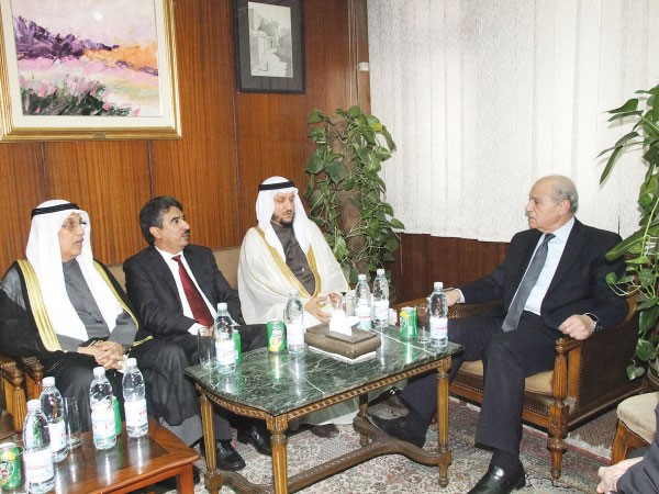 شريدة المعوشرجي خلال لقائه مع المستشار عادل عبدالحميد ناصر عبدالسيد