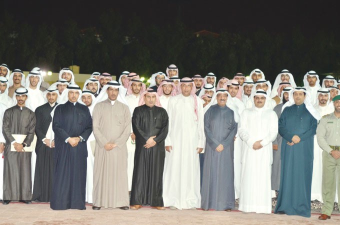 الفريق ناصر الدعي واللواء متقاعد فيصل الجزاف وم اياد الخرافي مع عدد من المشاركين في الاحتفال