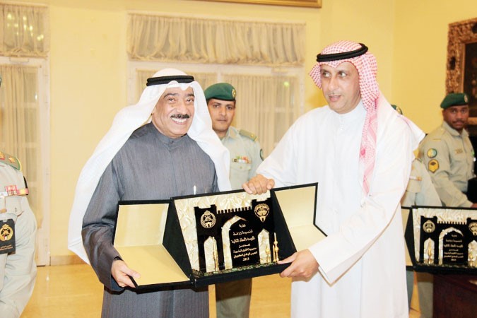 الفريق ناصر الدعي مكرما اللواء متقاعد فيصل الجزاف