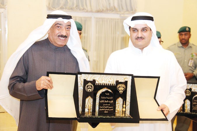 ودرع تكريمية للمهندس اياد الخرافي