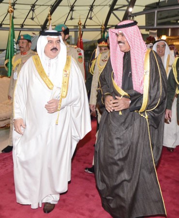 سمو ولي العهد الشيخ نواف الاحمد مستقبلا العاهل البحريني الملك حمد بن عيسى﻿