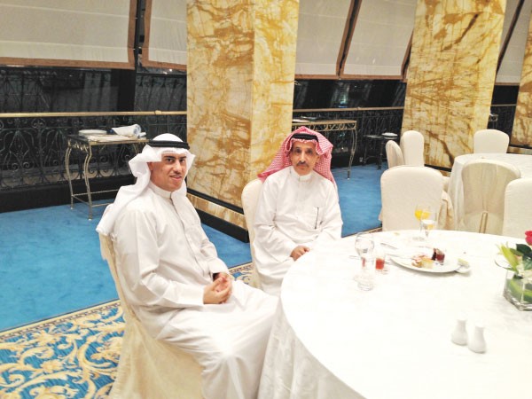 د خالد الدخيل متحدثا للزميل محمد الخالدي﻿