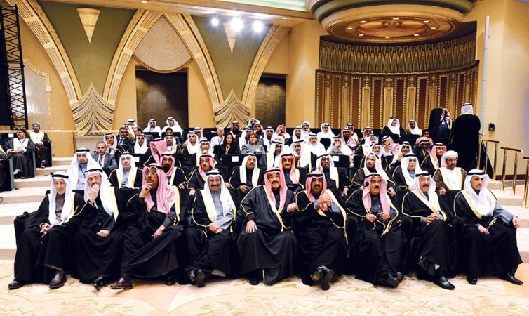 كبار الشيوخ والمسؤولين يتابعون اعمال القمة