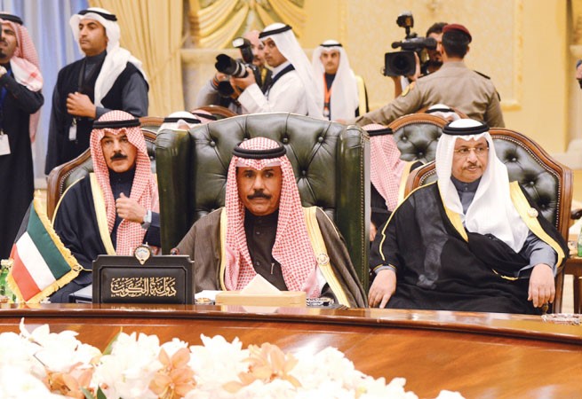 سمو ولي العهد الشيخ نواف الاحمد مترئسا وفد الكويت في القمة ويبدو سمو الشيخ جابر المبارك والشيخ محمد الخالد