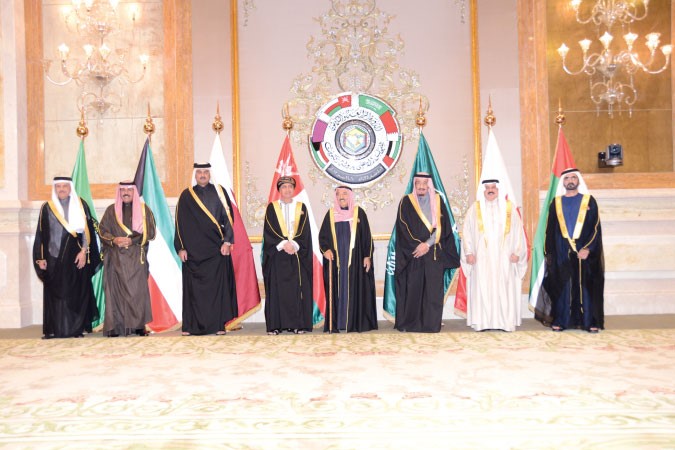 صاحب السمو الامير متوسطا قادة دول التعاون وممثليهم المشاركين في القمة قبل الافتتاح بحضور سمو ولي العهد والامين العام لمجلس التعاونهاني الشمري 