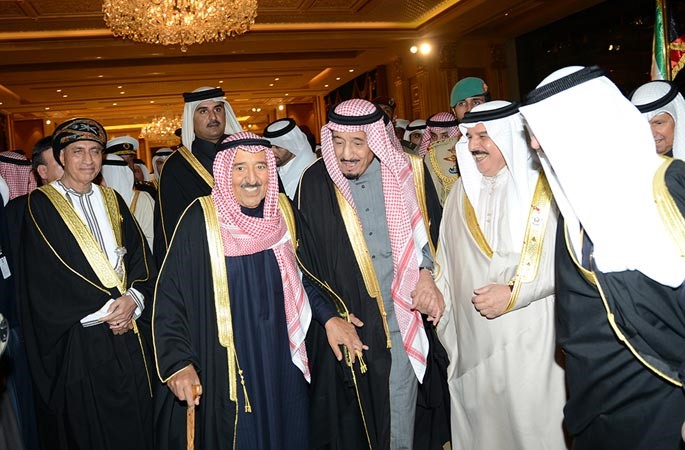 صاحب السمو الامير الشيخ صباح الاحمد في حديث باسم مع ملك البحرين حمد بن عيسى ال خليفة وامير قطر الشيخ تميم بن حمد بن خليفة ال ثاني وولي العهد السعودي صاحب السمو الملكي الامير سلمان بن عبدالعزيز ال سعود ونائب رئيس الوزراء العماني صاحب السمو فهد بن محمو