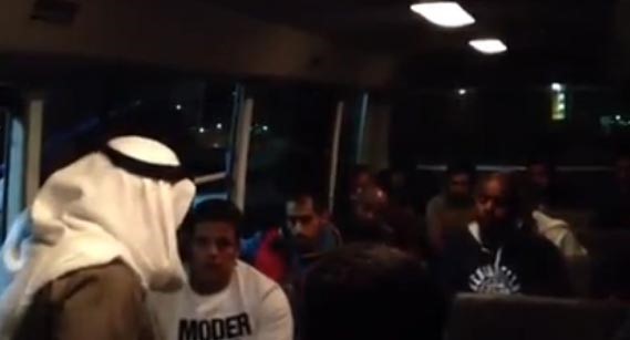 بالفيديو ... كيف تصرف عبد الفتاح العلي داخل الباص مع مجموعة شباب متهور بالقيادة؟