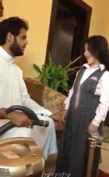 بالفيديو... سعودي يسرح شعر ابنته بمكنسة كهربائية لخمس ثوان فقط!