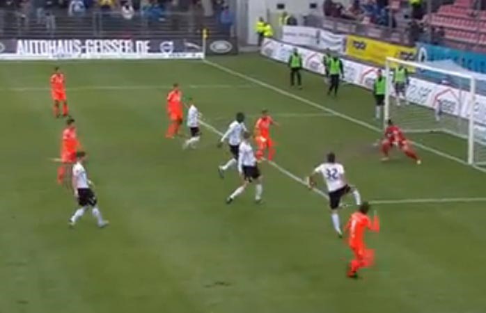 بالفيديو.. لاعب ألماني أحرز هدفاً بيده.. وطالب الحكم بإلغائه