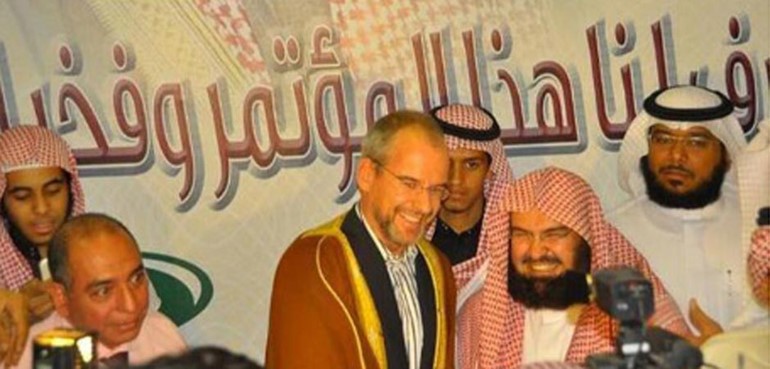بالصور.. "السديس" يهدي عباءته لمنتج الفيلم المسيء للنبي عقب إسلامه