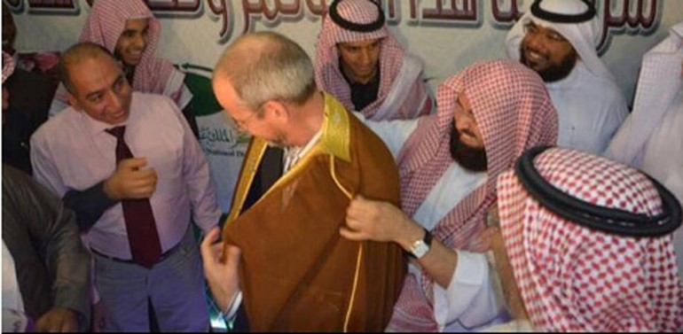 بالصور.. "السديس" يهدي عباءته لمنتج الفيلم المسيء للنبي عقب إسلامه