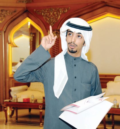الشاعر طلال المطيري ملقيا قصيدته بالمناسبة