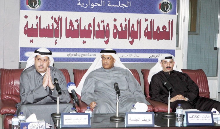 عبدالرحمن الغانم وعادل القلاف خلال المؤتمر الصحافي