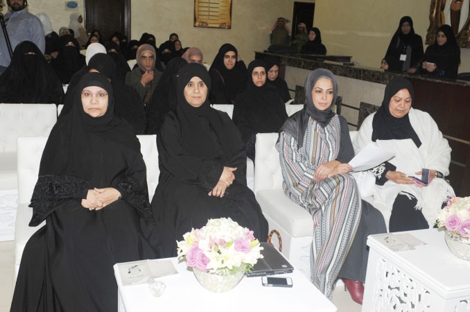تسنيم العبدالجادر تتوسط سعاد بوحمرا وخلود الدهيش خلال الافتتاح قاسم باشا