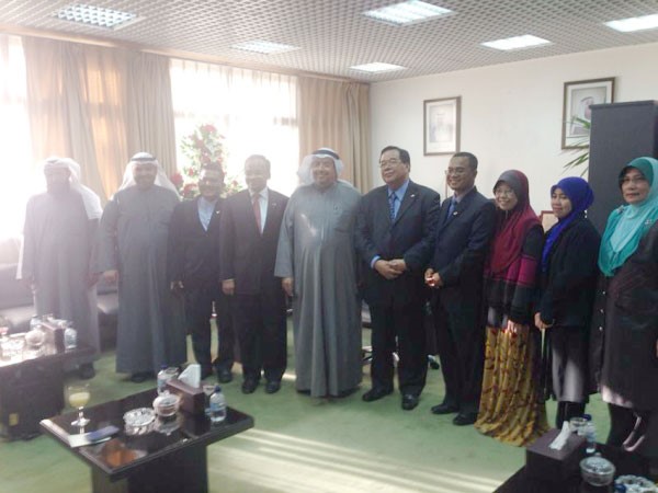 دعادل الفلاح متوسطا مستشار رئيس وزراء ماليزيا للشؤون الدينية دعبدالله زين واعضاء الوفد الزائر