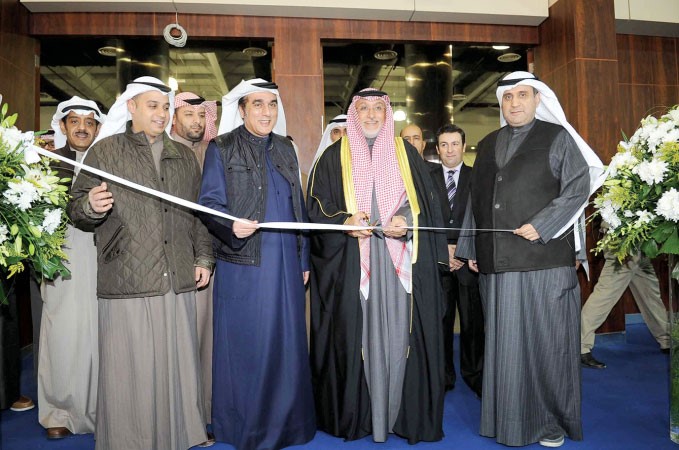 عبدالعزيز الكليب وعماد تيفوني وعبدالرحمن النصار يقصون شريط افتتاح مهرجان معرض مستلزمات البناء محمد خلوصي