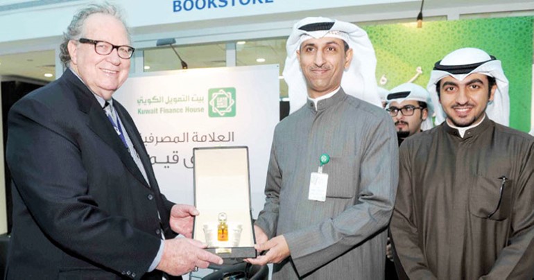رئيس جامعة الخليج يكرم بيتك ﻿