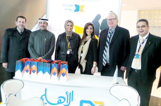 مسؤولو البنك في لقطة خلال المشاركة في المعرض 