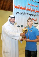 محمد الغربة يسلم الكاس لاحد الفائزين في بطولة سابقة ﻿
