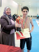 محمد منصور يتسلم كاس البطولة﻿