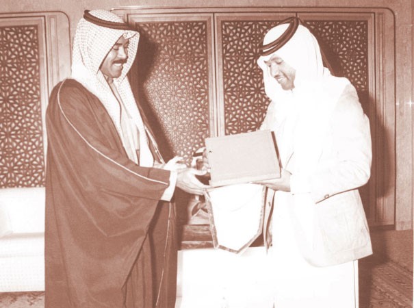 ويتسلم درعا تذكارية في احدى المناسبات﻿