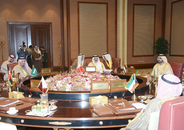 العاهل البحريني الملك حمد بن عيسى وصاحب السمو الملكي الامير سلمان بن عبدالعزيز وصاحب السمو الشيخ محمد بن راشد خلال الاجتماع﻿