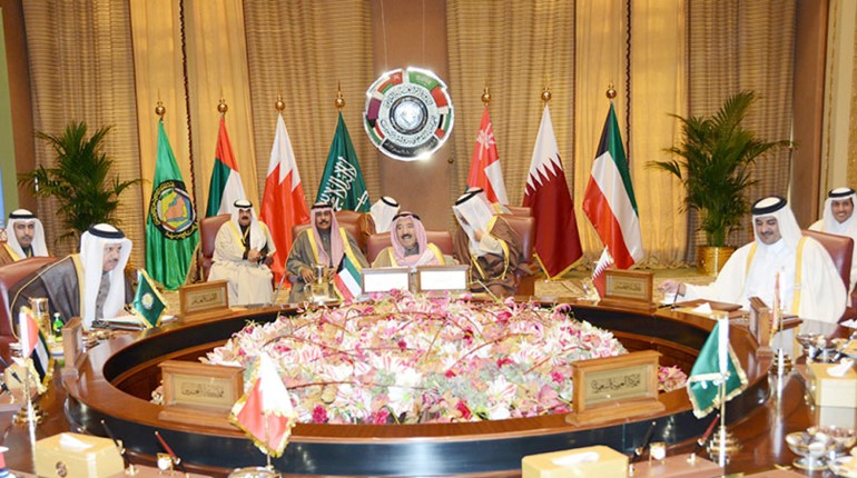صاحب السمو الامير الشيخ صباح الاحمد وصاحب السمو الشيخ تميم بن حمد وعبداللطيف الزياني خلال الجلسة الختامية﻿