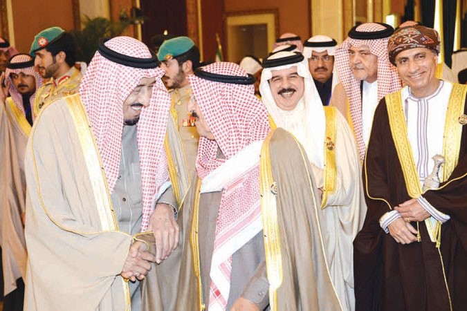صاحب السمو الامير الشيخ صباح الاحمد في حديث مع ولي العهد السعودي صاحب السمو الملكي الامير سلمان بن عبدالعزيز بحضور عاهل البحرين الملك حمد بن عيسى ال خليفة وصاحب السمو فهد بن محمود ال سعيد وصاحب السمو الملكي الامير سعود الفيصل بعد انتهاء قمة التعاون 3