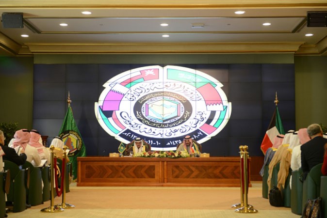 الشيخ صباح الخالد والامين العام لمجلس التعاون دعبداللطيف الزياني خلال المؤتمر الصحافي 